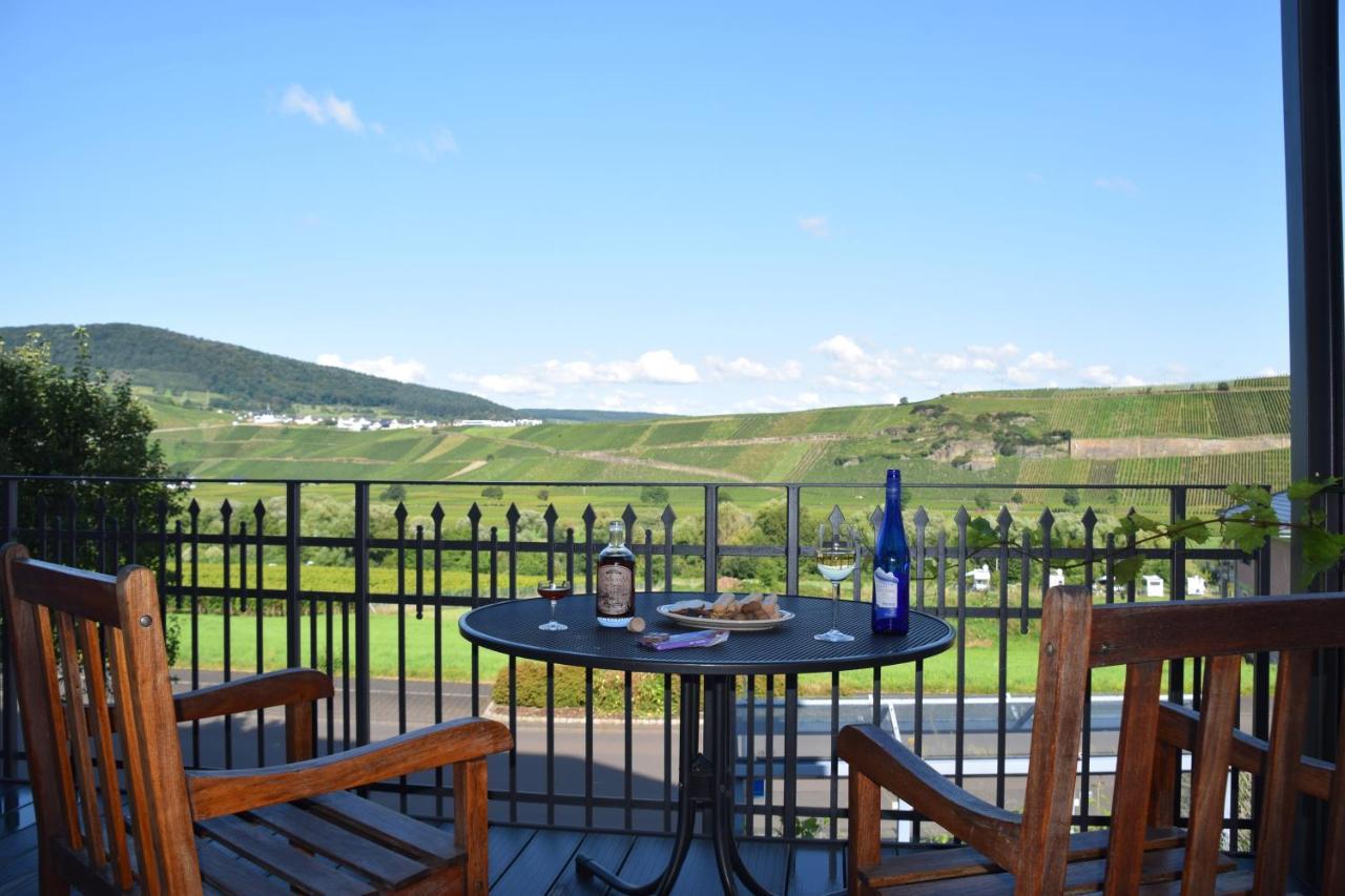 The Old Gemeinde House By The Mosel River Brauneberg Exterior photo